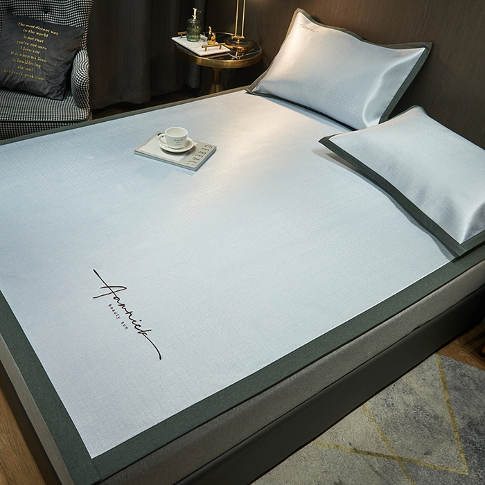 91家纺网 家纺一手货源 找家纺 全季家居 2024新款纯色英文刺绣肌理纹冰丝凉席 淡蓝色（床席款）