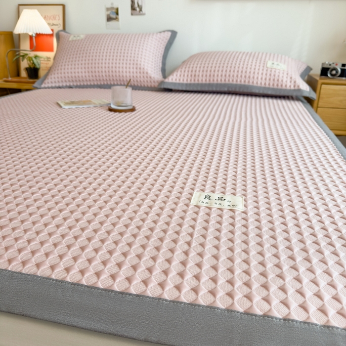 91家纺网 家纺一手货源 找家纺 丝羽坊 2025新款PE凉感450克A类华夫格冰豆豆软凉席-平铺款 冰豆豆-粉