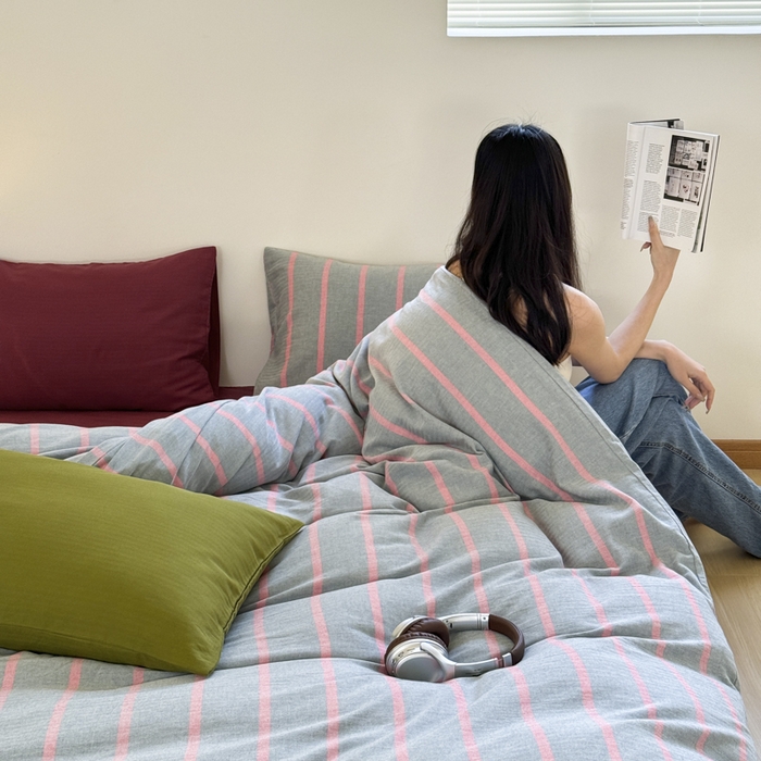 91家纺网 家纺一手货源 找家纺 玛奇朵 2024春夏新品A类全棉小肌理纹提花简约色织条纹四件套-宝格丽系列 宝格丽-綪红