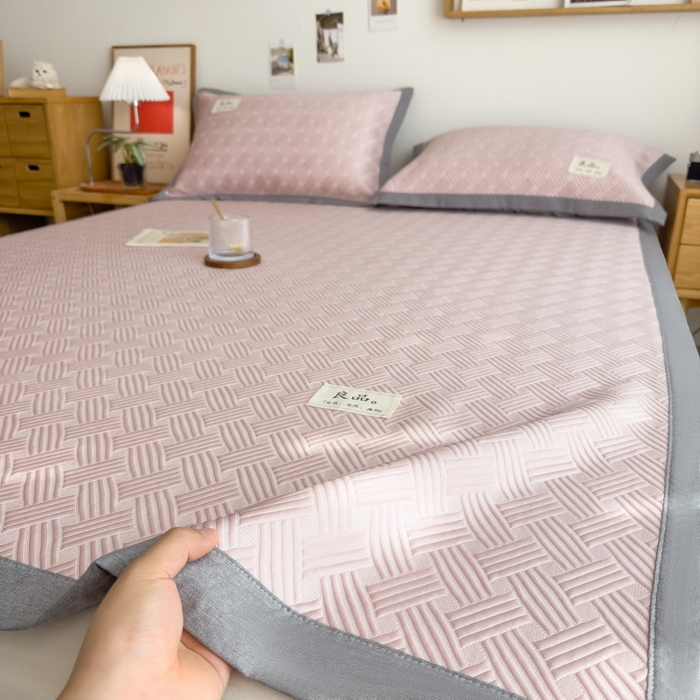 91家纺网 家纺一手货源 找家纺 丝羽坊 2025新款PE凉感450克A类华夫格冰豆豆软凉席-平铺款 饼干花-粉