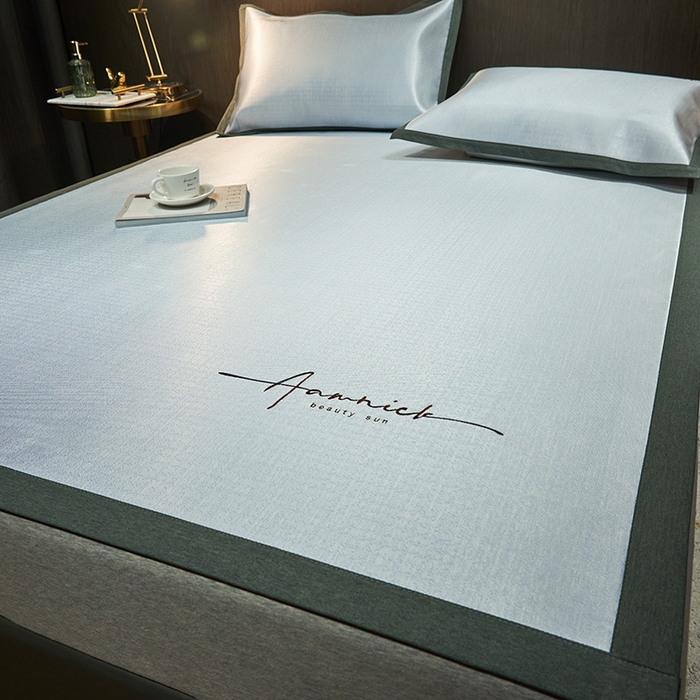 91家纺网 家纺一手货源 找家纺 全季家居 2024新款纯色英文刺绣肌理纹冰丝凉席 淡蓝色（床席款）