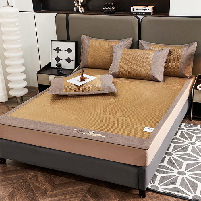 91家纺网 家纺一手货源 找家纺 青雅席业 2025年新款春夏3D复合冰藤养生席 四叶草-咖