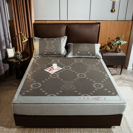 91家纺网 家纺一手货源 找家纺 全季家居 2024新款加厚加密宽边刺绣提花冰藤凉席 呆呆熊-灰色（床席款）