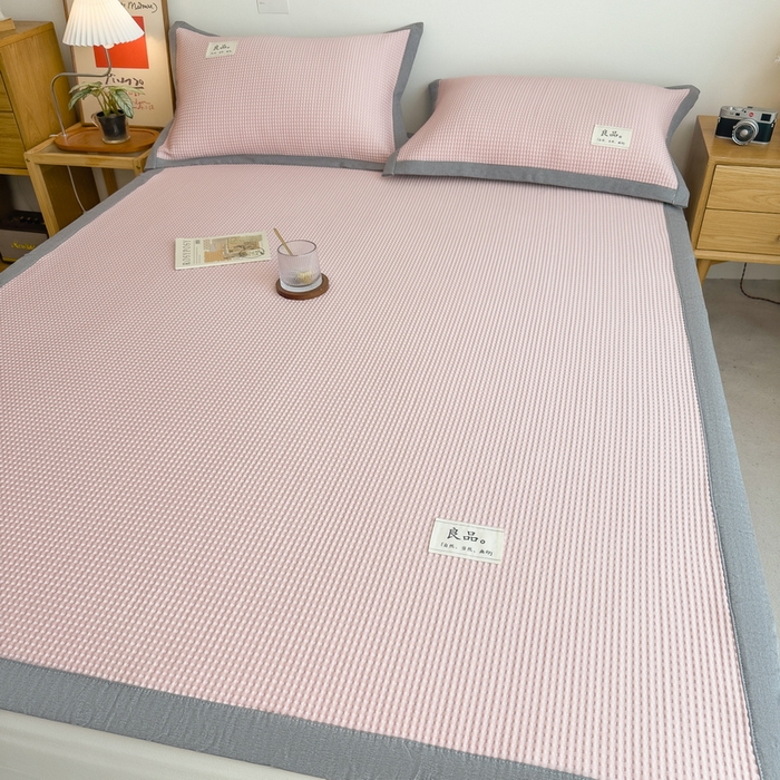 91家纺网 家纺一手货源 找家纺 丝羽坊 2025新款PE凉感450克A类华夫格冰豆豆软凉席-平铺款 华夫格-粉