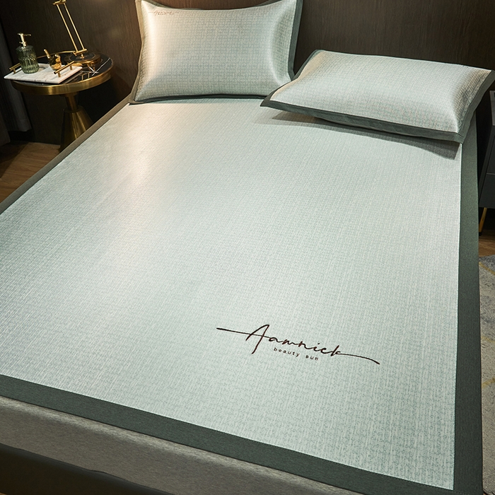 91家纺网 家纺一手货源 找家纺 全季家居 2024新款纯色英文刺绣肌理纹冰丝凉席 魔法绿（床席款）