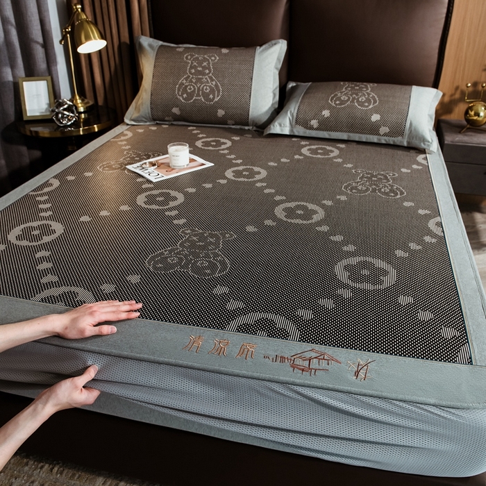 91家纺网 家纺一手货源 找家纺 全季家居 2024新款加厚加密宽边刺绣提花冰藤凉席 呆呆熊-灰色（床笠款）