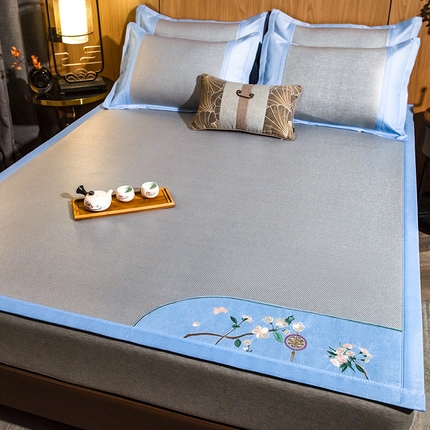 91家纺网 家纺一手货源 找家纺 全季家居 2024新款加厚5A抗菌绣花古风系列冰藤席 兰亭序-蔚蓝