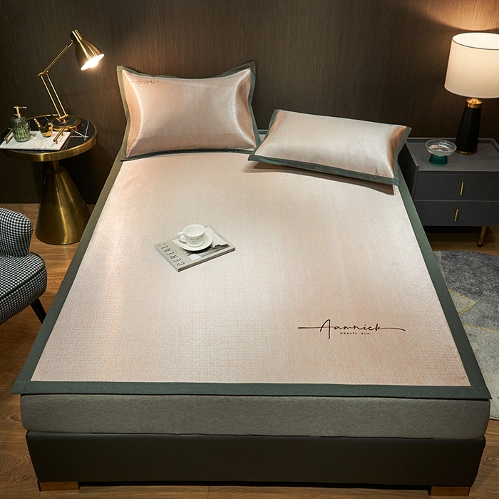 91家纺网 家纺一手货源 找家纺 全季家居 2024新款纯色英文刺绣肌理纹冰丝凉席 浅黄色（床席款）