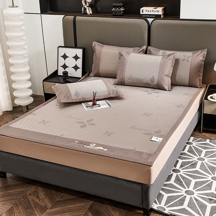 91家纺网 家纺一手货源 找家纺 青雅席业 2025年新款春夏3D复合冰藤养生席 四叶草-香槟