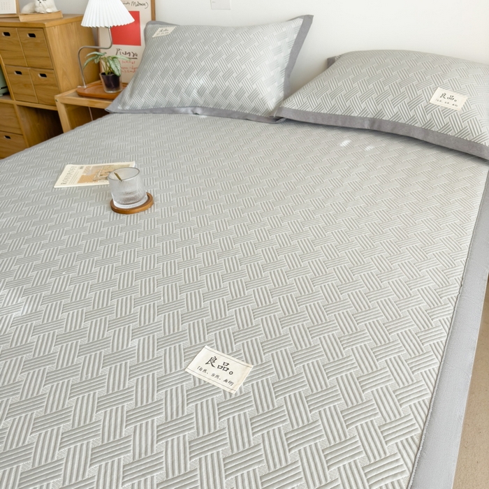 91家纺网 家纺一手货源 找家纺 丝羽坊 2025新款PE凉感450克A类华夫格冰豆豆软凉席-平铺款 饼干花-灰