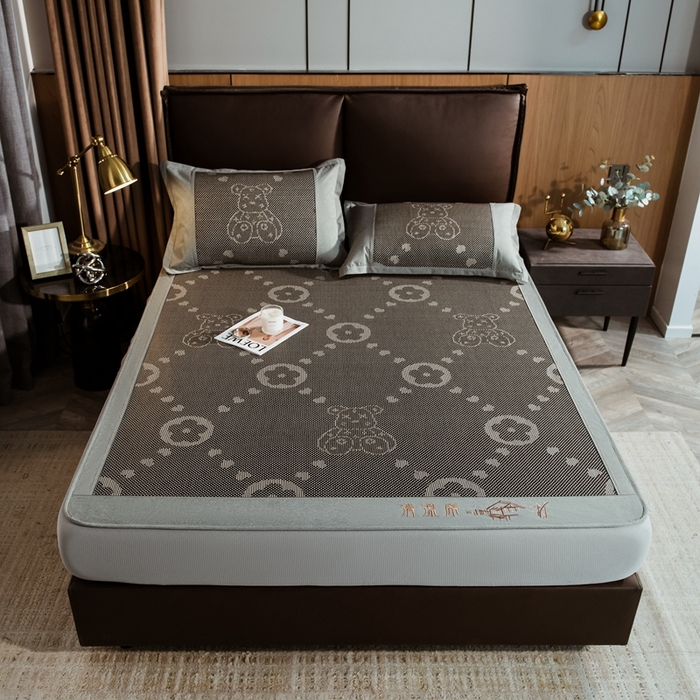 91家纺网 家纺一手货源 找家纺 全季家居 2024新款加厚加密宽边刺绣提花冰藤凉席 呆呆熊-灰色（床笠款）