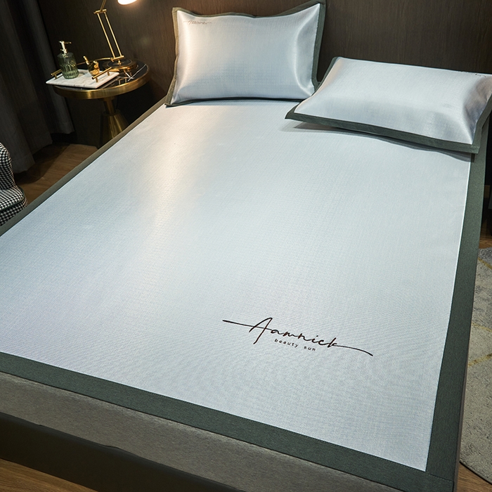 91家纺网 家纺一手货源 找家纺 全季家居 2024新款纯色英文刺绣肌理纹冰丝凉席 淡蓝色（床席款）