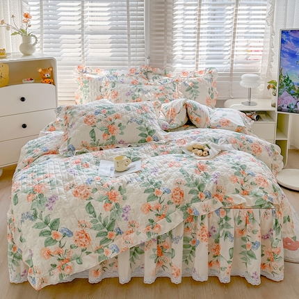 91家纺网 家纺一手货源 找家纺 恋尚 2025新款蜜桃棉印花夹棉床笠式床裙四件套 春风里