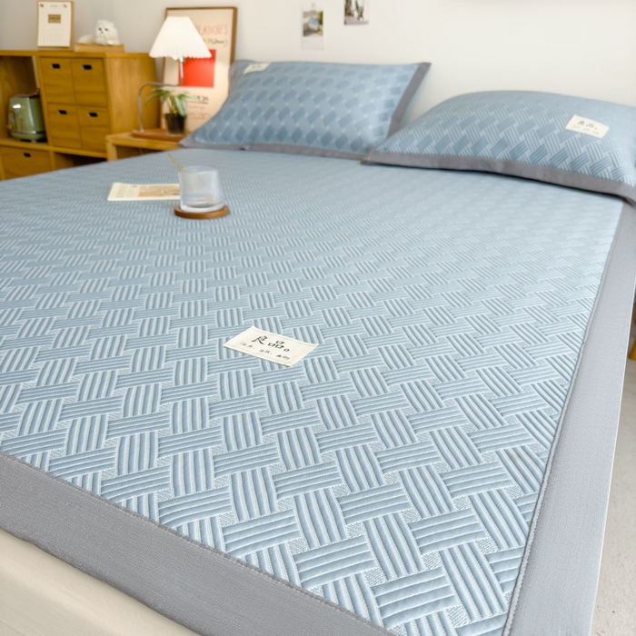 91家纺网 家纺一手货源 找家纺 丝羽坊 2025新款PE凉感450克A类华夫格冰豆豆软凉席-平铺款 饼干花-蓝