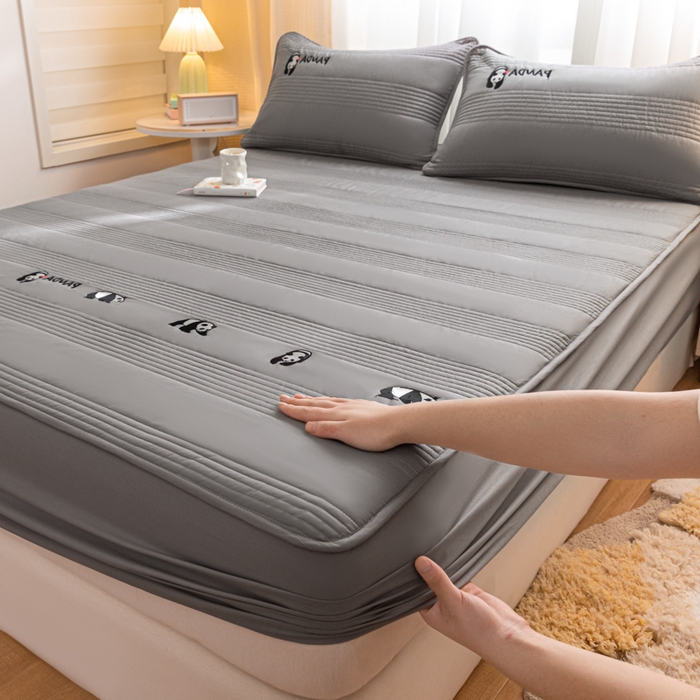 91家纺网 家纺一手货源 找家纺 鑫钰 2024全棉大豆夹棉床笠 熊猫Team-低调灰