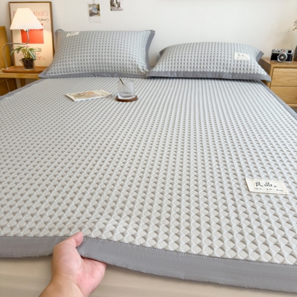 91家纺网 家纺一手货源 找家纺 丝羽坊 2025新款PE凉感450克A类华夫格冰豆豆软凉席-平铺款 冰豆豆-灰