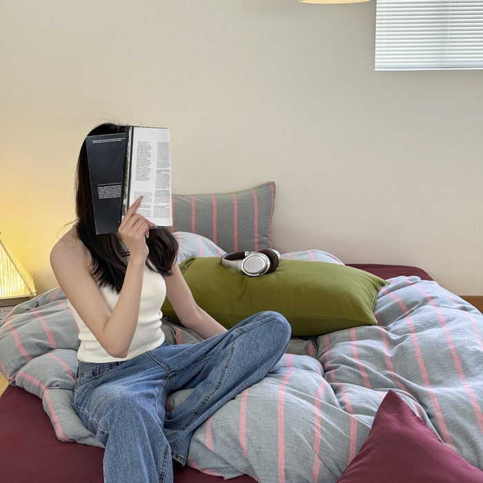 91家纺网 家纺一手货源 找家纺 玛奇朵 2024春夏新品A类全棉小肌理纹提花简约色织条纹四件套-宝格丽系列 宝格丽-綪红