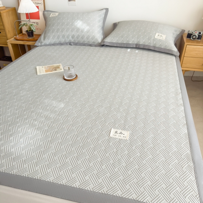 91家纺网 家纺一手货源 找家纺 丝羽坊 2025新款PE凉感450克A类华夫格冰豆豆软凉席-平铺款 饼干花-灰