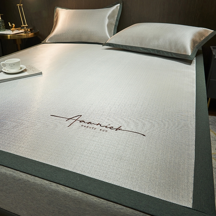 91家纺网 家纺一手货源 找家纺 全季家居 2024新款纯色英文刺绣肌理纹冰丝凉席 藕灰（床席款）