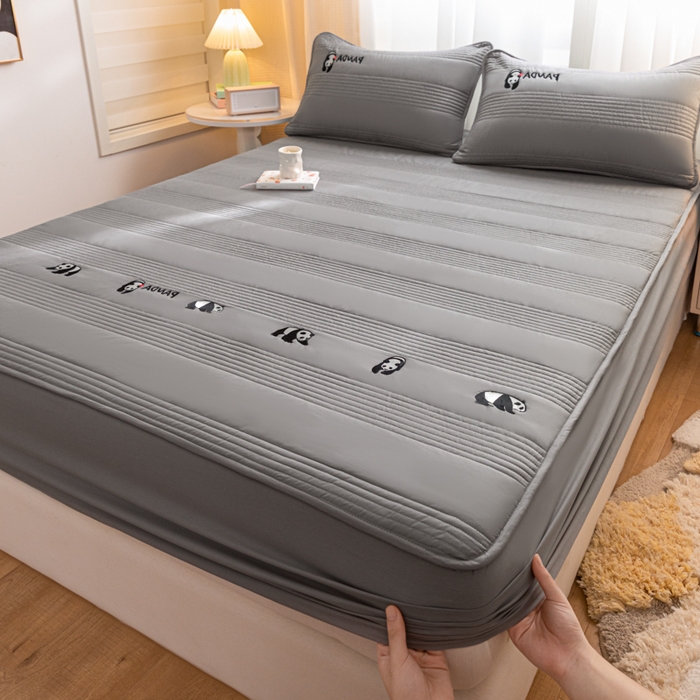 91家纺网 家纺一手货源 找家纺 鑫钰 2024全棉大豆夹棉床笠 熊猫Team-低调灰