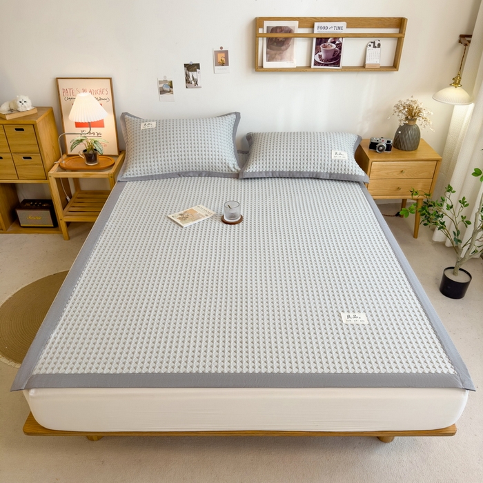 91家纺网 家纺一手货源 找家纺 丝羽坊 2025新款PE凉感450克A类华夫格冰豆豆软凉席-平铺款 冰豆豆-灰