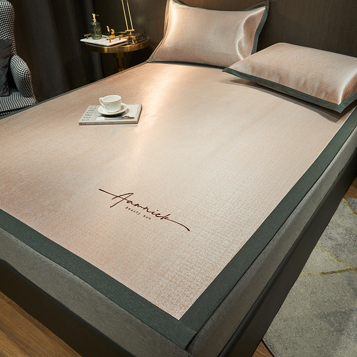 91家纺网 家纺一手货源 找家纺 全季家居 2024新款纯色英文刺绣肌理纹冰丝凉席 浅黄色（床席款）