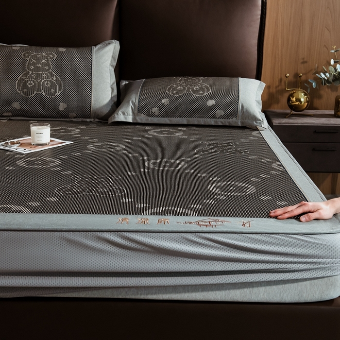 91家纺网 家纺一手货源 找家纺 全季家居 2024新款加厚加密宽边刺绣提花冰藤凉席 呆呆熊-灰色（床笠款）