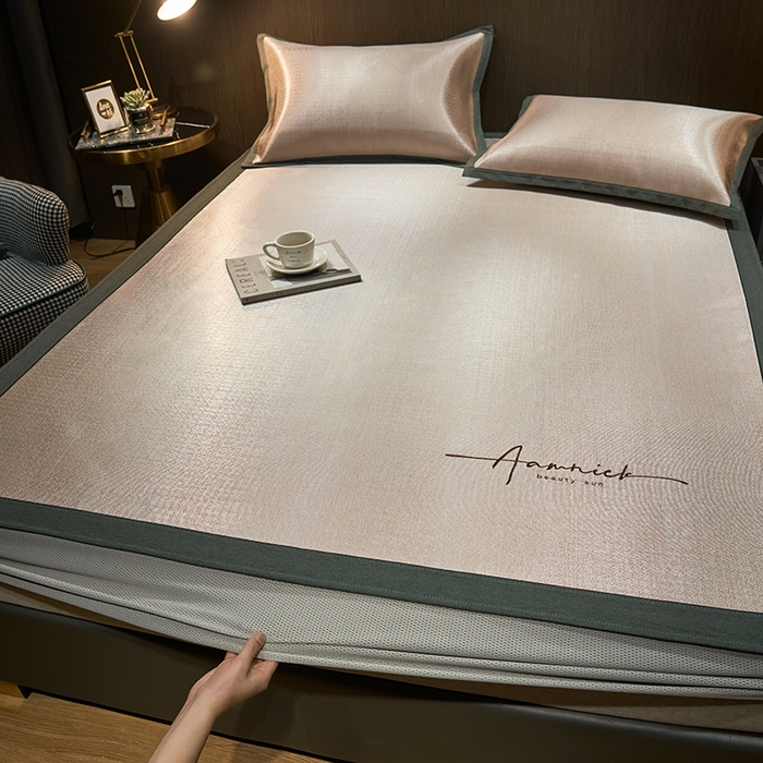 91家纺网 家纺一手货源 找家纺 全季家居 2024新款纯色英文刺绣肌理纹冰丝凉席 浅黄色（床笠款）