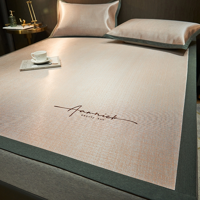 91家纺网 家纺一手货源 找家纺 全季家居 2024新款纯色英文刺绣肌理纹冰丝凉席 浅黄色（床席款）