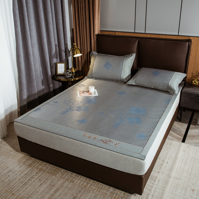 91家纺网 家纺一手货源 找家纺 全季家居 2024新款加厚加密宽边刺绣提花冰藤凉席 夏花-烟灰（床席款）