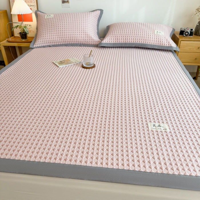 91家纺网 家纺一手货源 找家纺 丝羽坊 2025新款PE凉感450克A类华夫格冰豆豆软凉席-平铺款 冰豆豆-粉