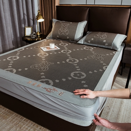 91家纺网 家纺一手货源 找家纺 全季家居 2024新款加厚加密宽边刺绣提花冰藤凉席 呆呆熊-灰色（床笠款）