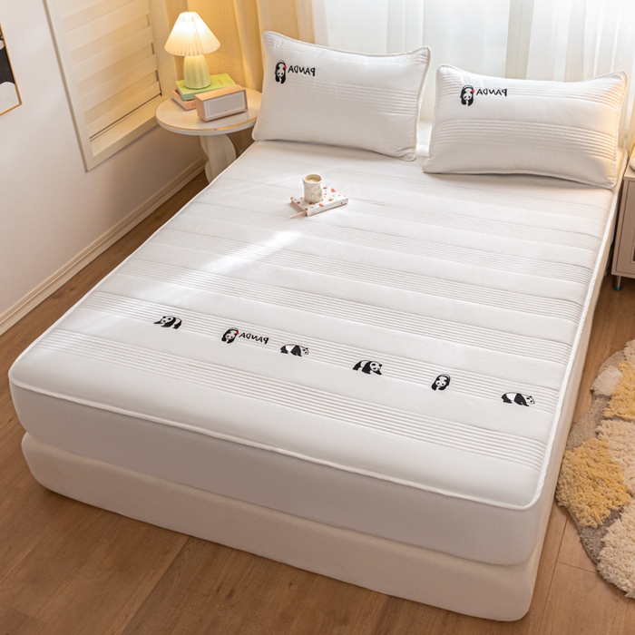 91家纺网 家纺一手货源 找家纺 鑫钰 2024全棉大豆夹棉床笠 熊猫Team-月光白