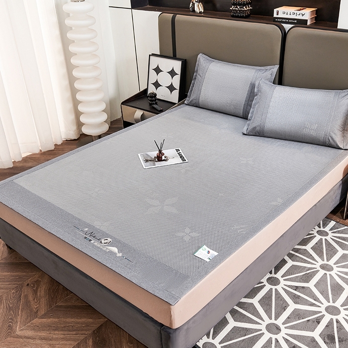 91家纺网 家纺一手货源 找家纺 青雅席业 2025年新款春夏3D复合冰藤养生席 四叶草-灰