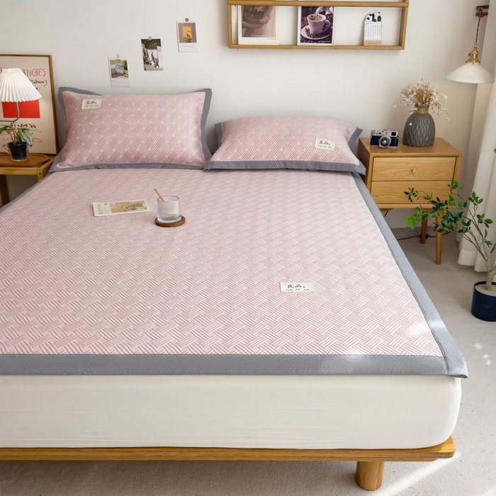 91家纺网 家纺一手货源 找家纺 丝羽坊 2025新款PE凉感450克A类华夫格冰豆豆软凉席-平铺款 饼干花-粉