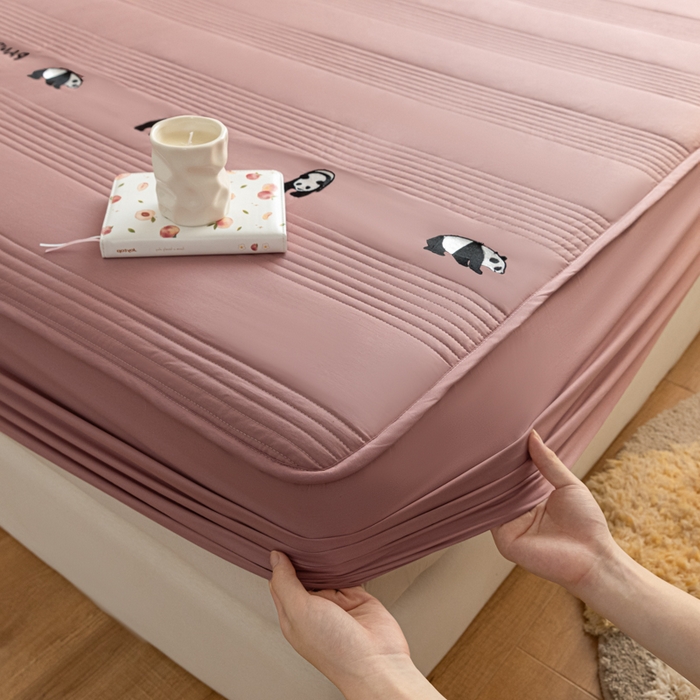 91家纺网 家纺一手货源 找家纺 鑫钰 2024全棉大豆夹棉床笠 熊猫Team-豆沙粉