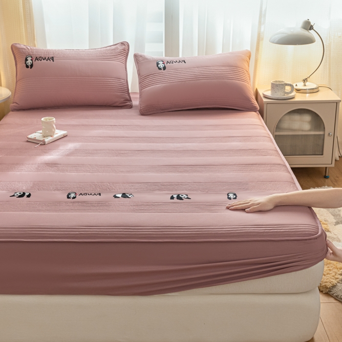 91家纺网 家纺一手货源 找家纺 鑫钰 2024全棉大豆夹棉床笠 熊猫Team-豆沙粉