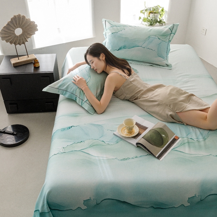 91家纺网 家纺一手货源 找家纺 舒慕家纺 2025新款天丝竹纤维竹语天丝凉席数码印花软凉席床单床笠 烟云-绿