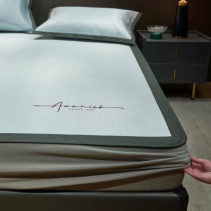 91家纺网 家纺一手货源 找家纺 全季家居 2024新款纯色英文刺绣肌理纹冰丝凉席 淡蓝色（床笠款）