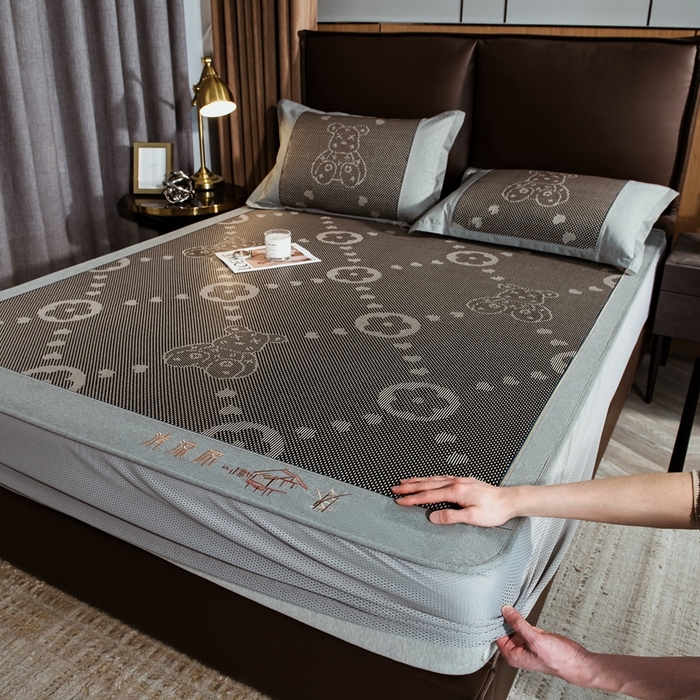 91家纺网 家纺一手货源 找家纺 全季家居 2024新款加厚加密宽边刺绣提花冰藤凉席 呆呆熊-灰色（床笠款）