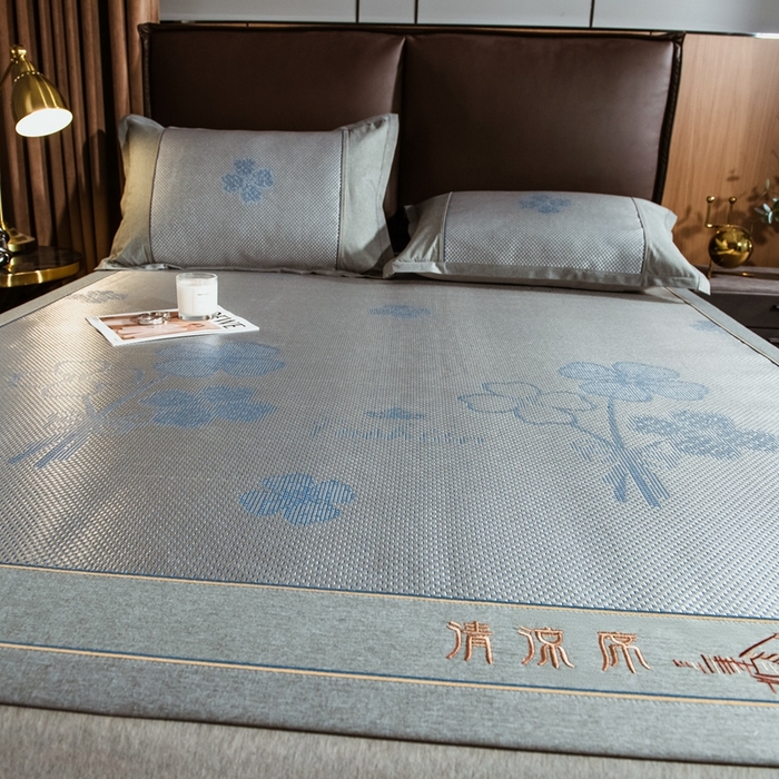 91家纺网 家纺一手货源 找家纺 全季家居 2024新款加厚加密宽边刺绣提花冰藤凉席 夏花-烟灰（床席款）