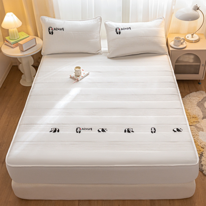 91家纺网 家纺一手货源 找家纺 鑫钰 2024全棉大豆夹棉床笠 熊猫Team-月光白