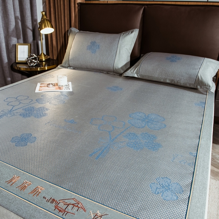 91家纺网 家纺一手货源 找家纺 全季家居 2024新款加厚加密宽边刺绣提花冰藤凉席 夏花-烟灰（床席款）