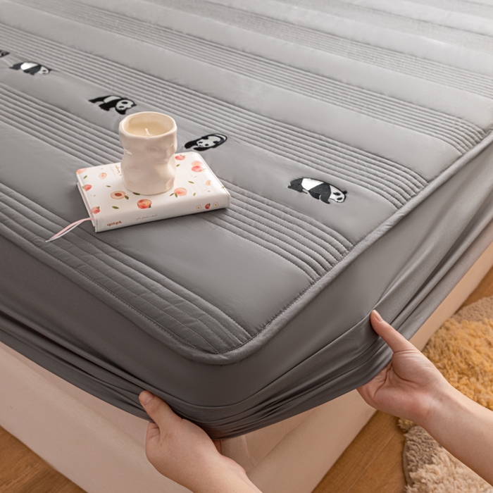 91家纺网 家纺一手货源 找家纺 鑫钰 2024全棉大豆夹棉床笠 熊猫Team-低调灰