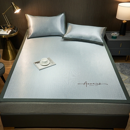 91家纺网 家纺一手货源 找家纺 全季家居 2024新款纯色英文刺绣肌理纹冰丝凉席 珊瑚灰（床席款）