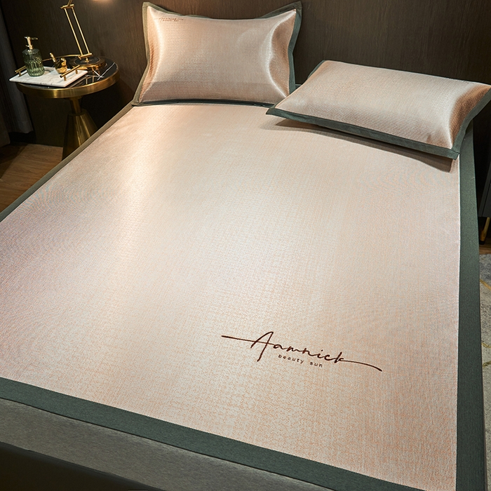 91家纺网 家纺一手货源 找家纺 全季家居 2024新款纯色英文刺绣肌理纹冰丝凉席 浅黄色（床席款）