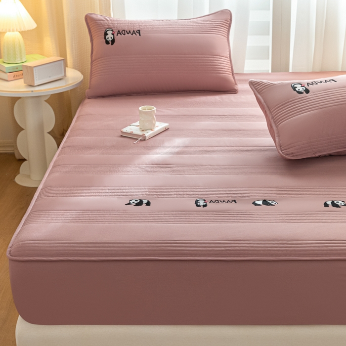 91家纺网 家纺一手货源 找家纺 鑫钰 2024全棉大豆夹棉床笠 熊猫Team-豆沙粉