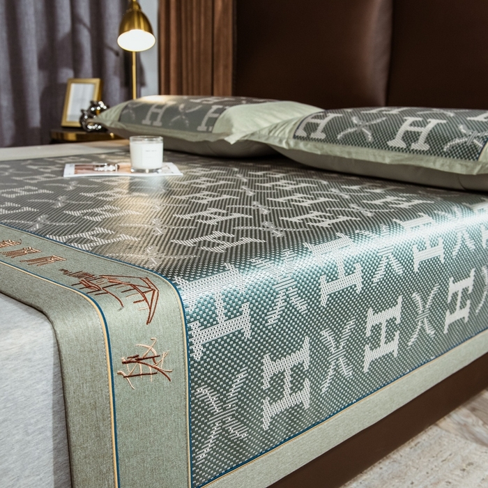 91家纺网 家纺一手货源 找家纺 全季家居 2024新款加厚加密宽边刺绣提花冰藤凉席 字母-水绿（床席款）
