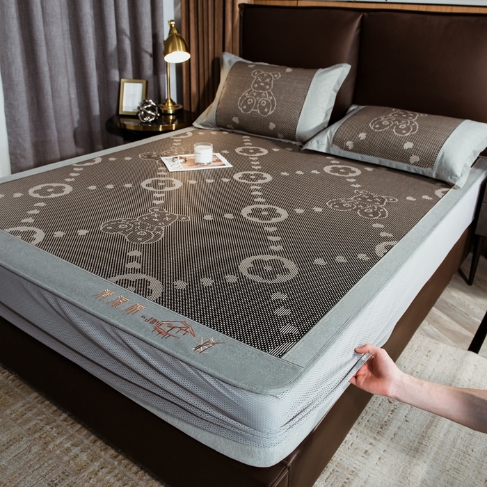91家纺网 家纺一手货源 找家纺 全季家居 2024新款加厚加密宽边刺绣提花冰藤凉席 呆呆熊-灰色（床笠款）