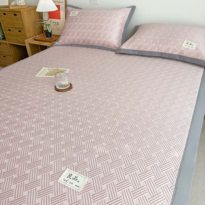 91家纺网 家纺一手货源 找家纺 丝羽坊 2025新款PE凉感450克A类华夫格冰豆豆软凉席-平铺款 饼干花-粉